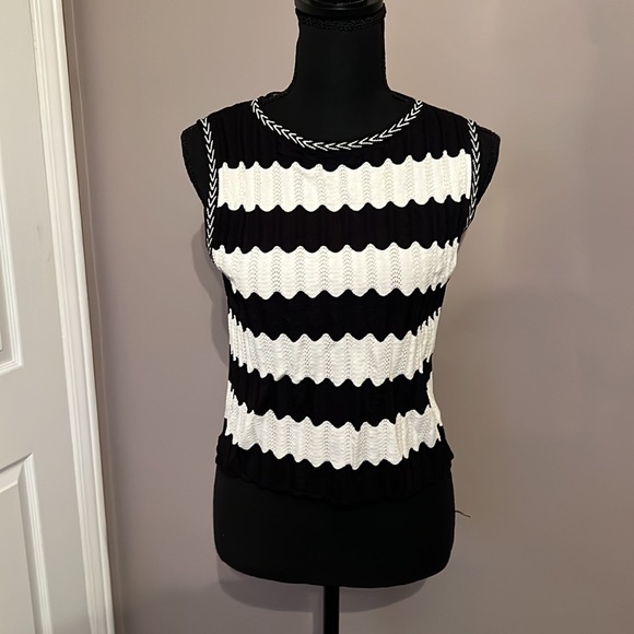 Sweater set with crop top and cardigan. Black and cream - Picture 2 of 7